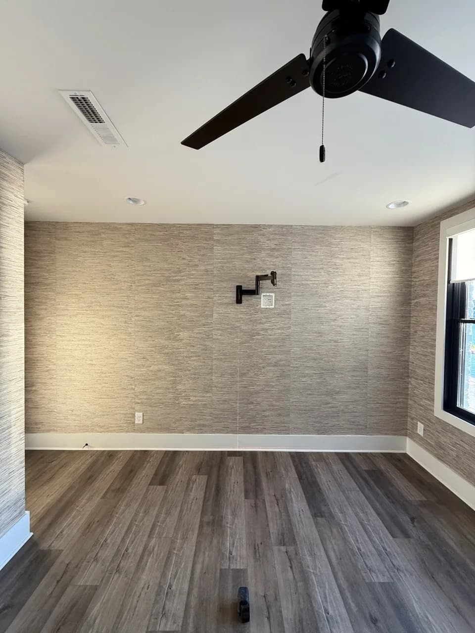 Grasscloth wallcovering in a dining room